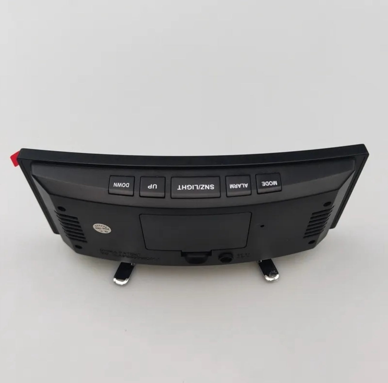 Digital vekkerklokke med stor 17 cm LED-skjerm, speiloverflate i svart ABS-materiale, justerbar lysstyrke og temperaturmåler – perfekt for moderne interiør.