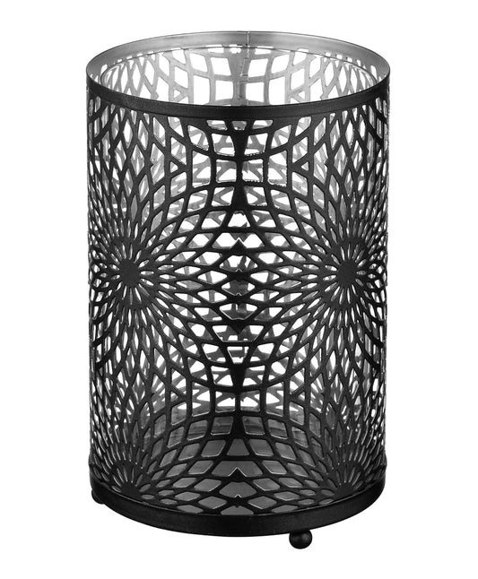 Sylinderformet sort lyslykt med utskåret mønster og glassinnsats i metallisk finish