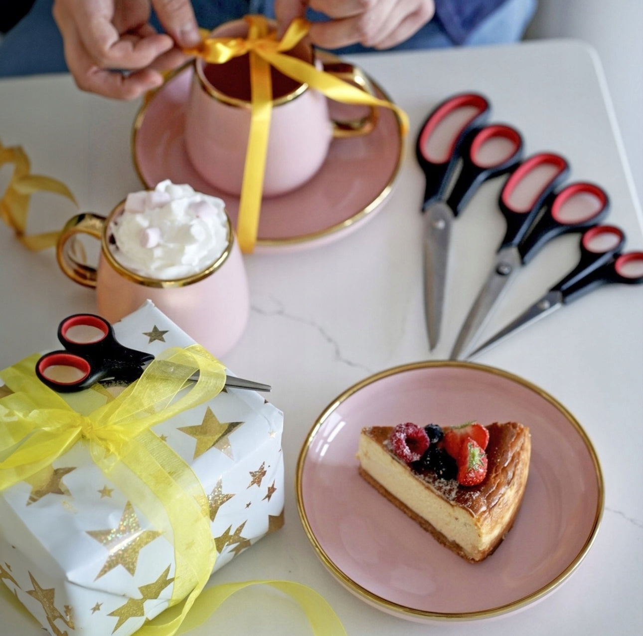 Rosa desserttallerken i porselen med gullkant, 19 cm diameter – stilfull servering fra Konighoffer