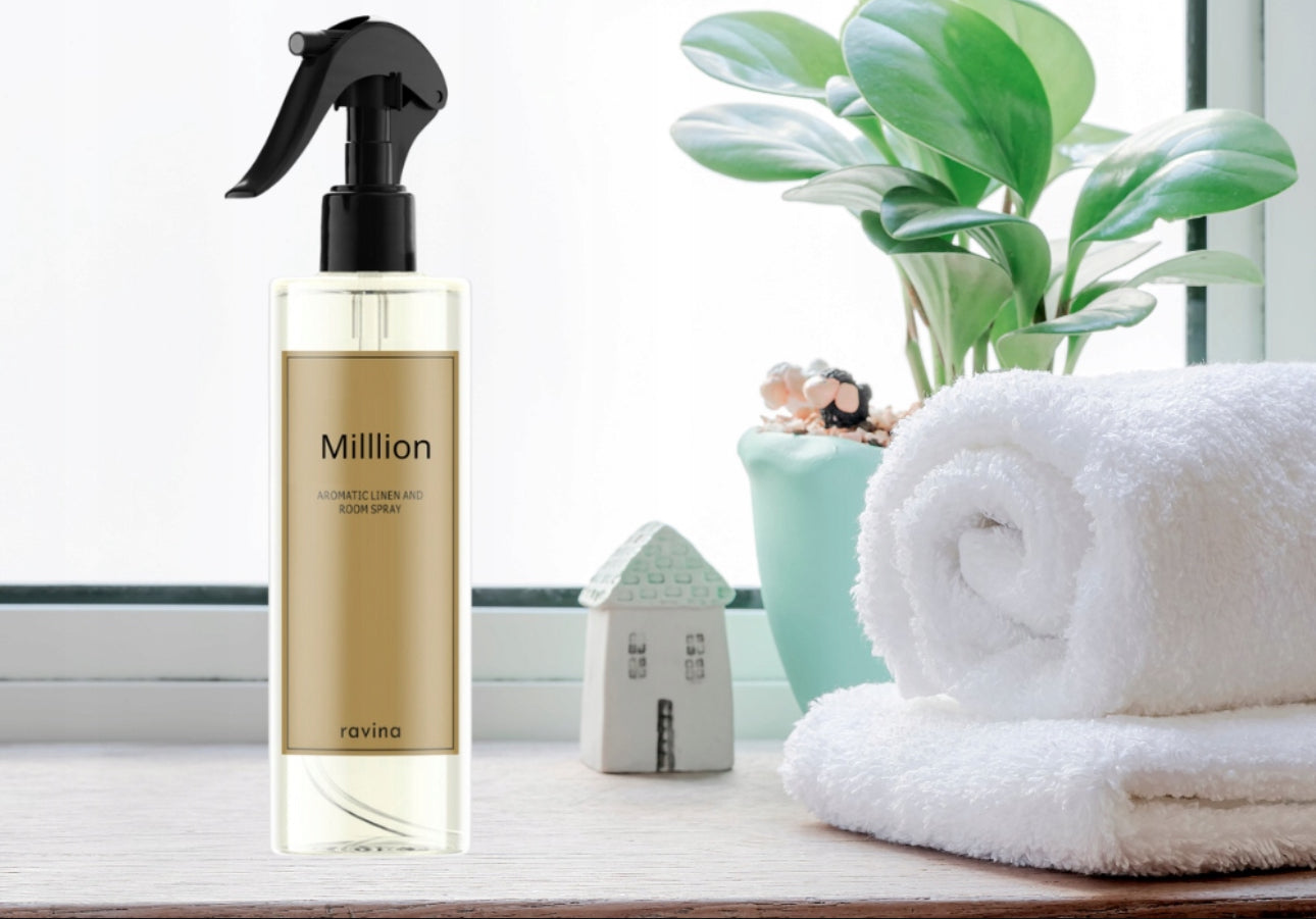 Room Spray Million fra Ravina – maskulin og luksuriøs duftspray for hjem, bil og kontor med orientalske noter av mynte, appelsin, rav og patchouli i en stilren design.