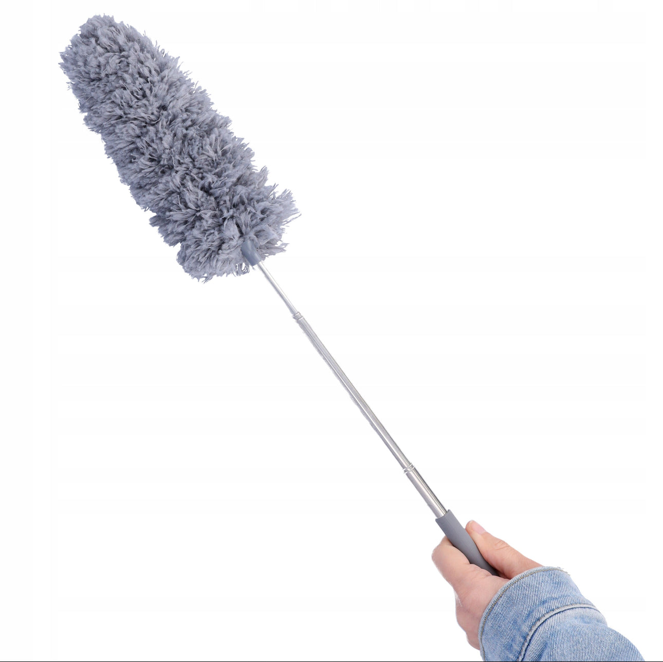Person som holder en grå mikrofiber støvkost i hånden
