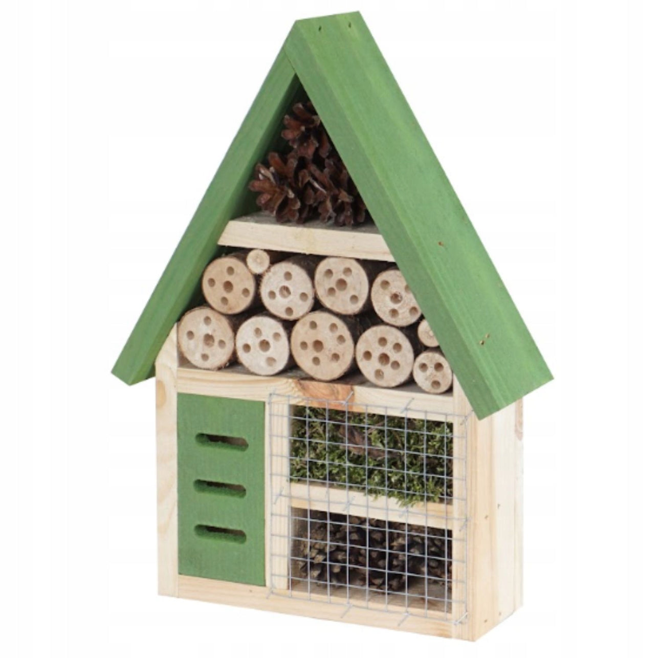 Insekthotell med grønt tak og fire rom, fylt med mose, kongler og trestokker, sett forfra mot hvit bakgrunn
