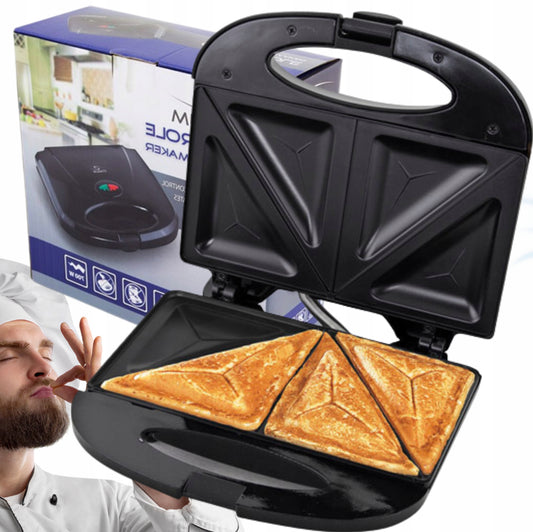 Åpen svart sandwichgrill med to diagonalt delte, gyllenbrune toast.