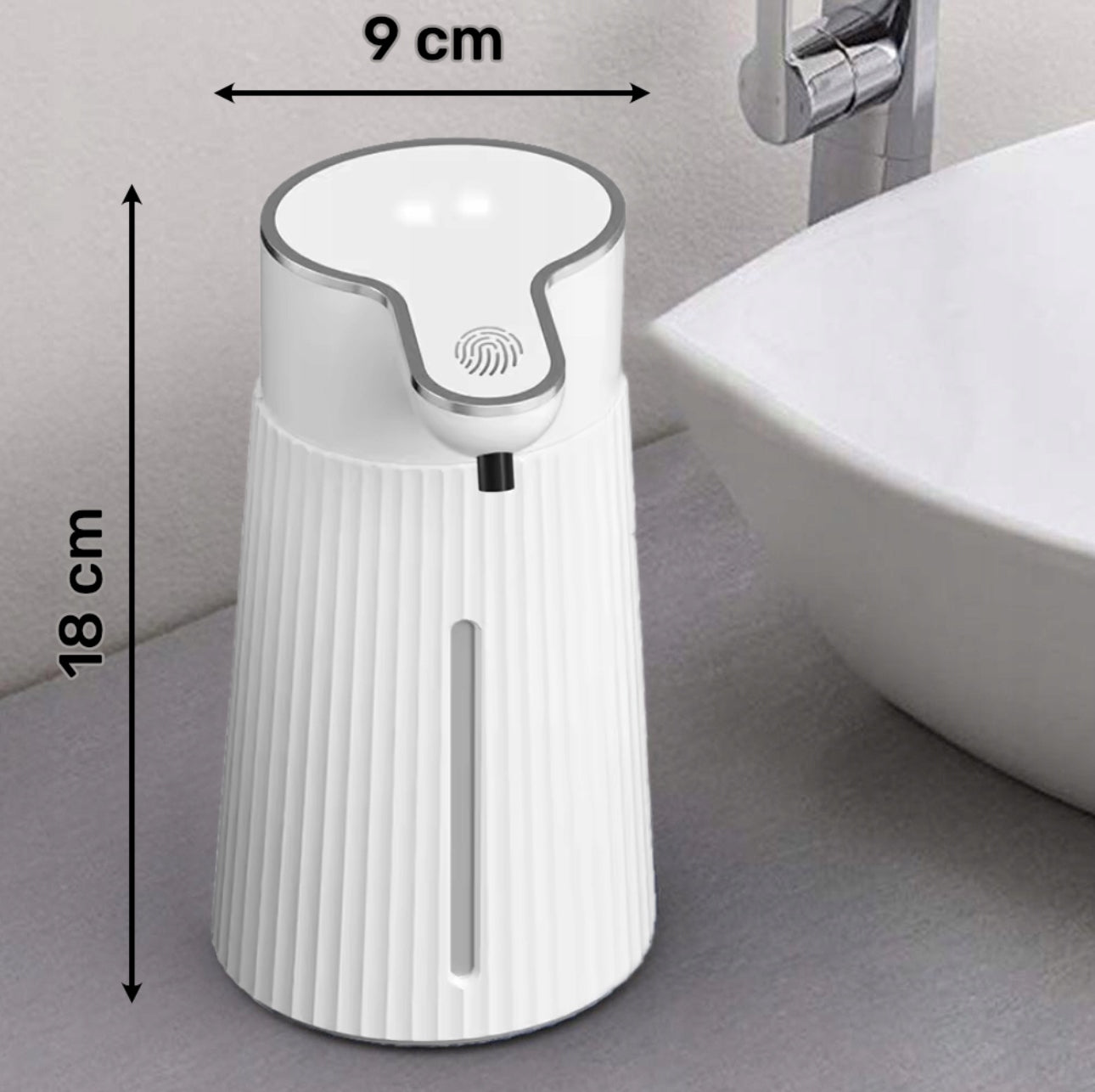 Hvit automatisk såpedispenser med mål 9x18 cm ved servant på bad