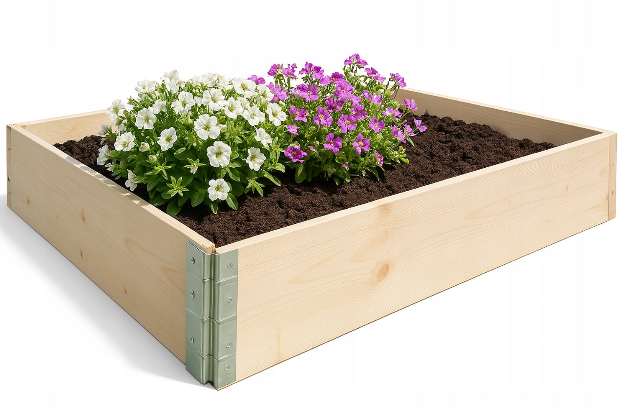 Plantekasse i tre med mørk jord og lilla og hvite blomster