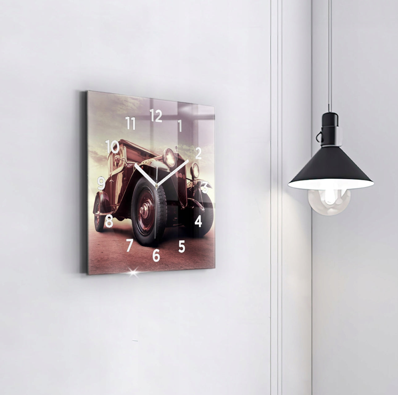 Glassklokke med klassisk bilmotiv hengt opp ved moderne lampe