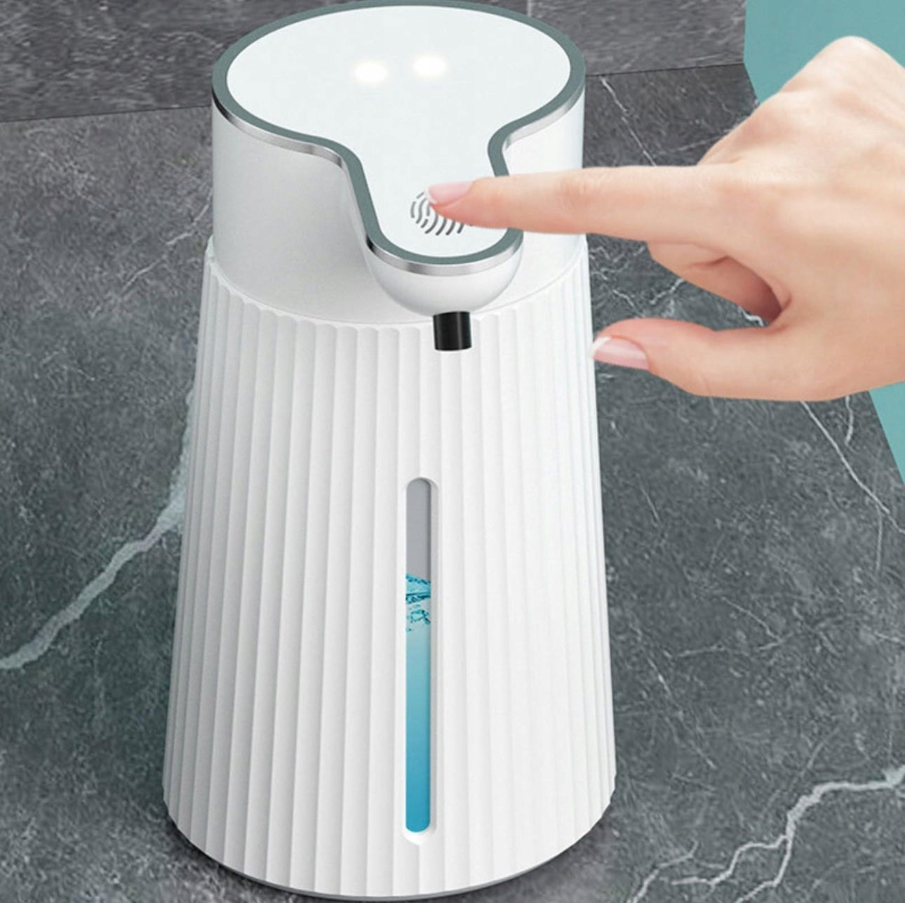 Finger trykker på sensorknapp på moderne dispenser på grå benkeplate