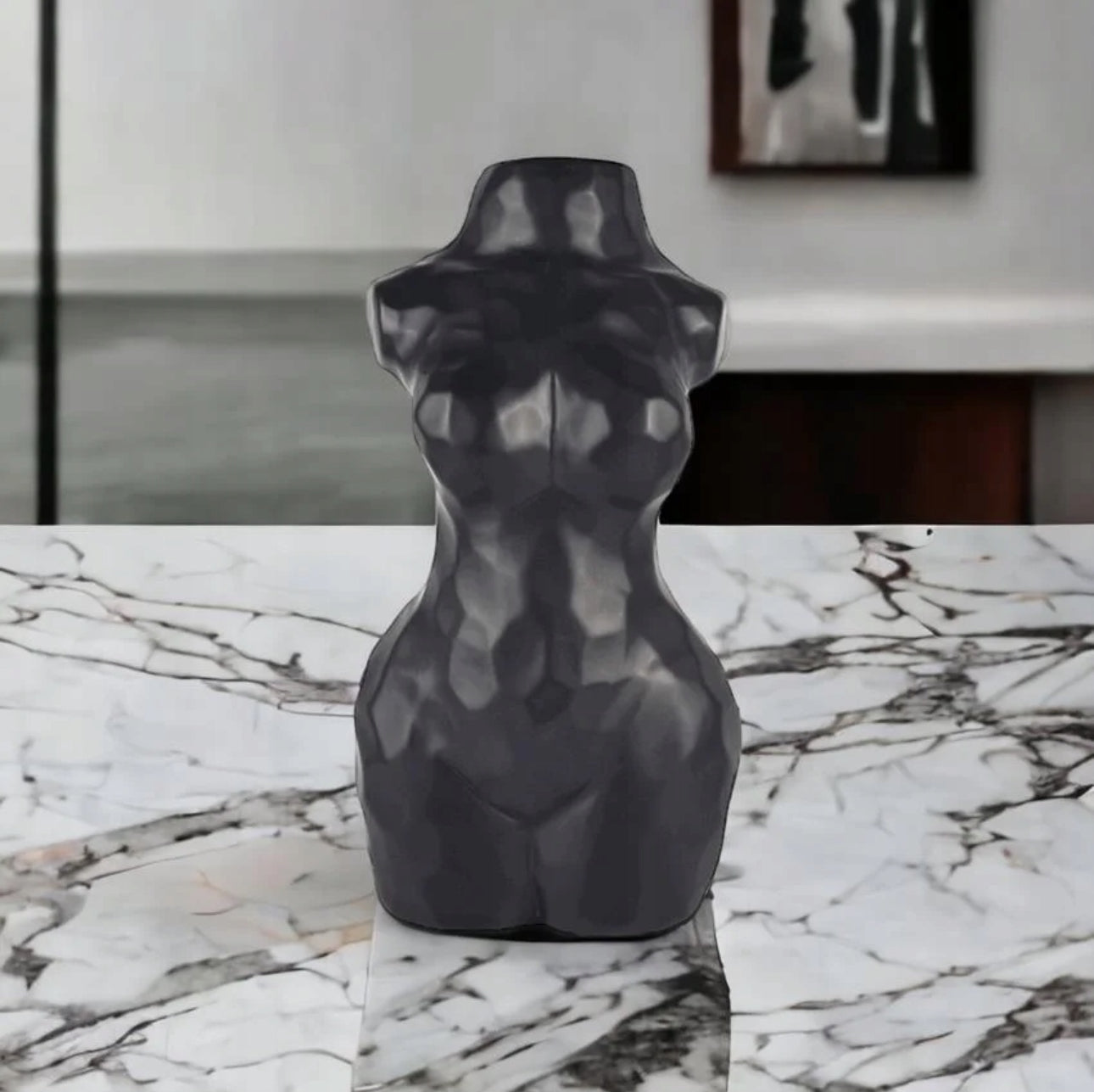 Elegant torsoformet vase i sort keramikk med moderne uttrykk