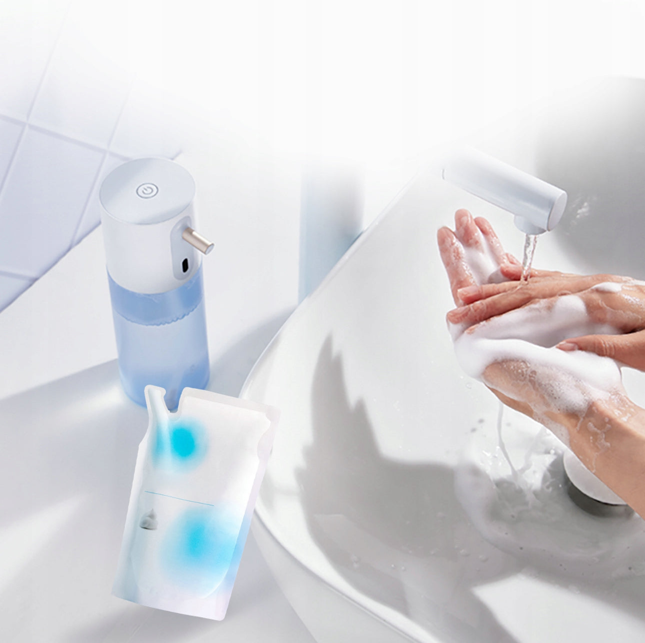 Person vasker hendene med skum ved hvit servant og automatisk dispenser
