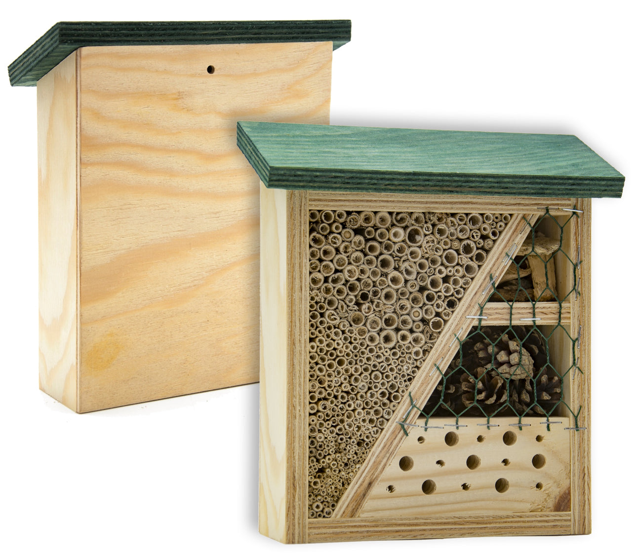 To vinkler av insekthotell i tre med grønntak, vist fra forside og bakside