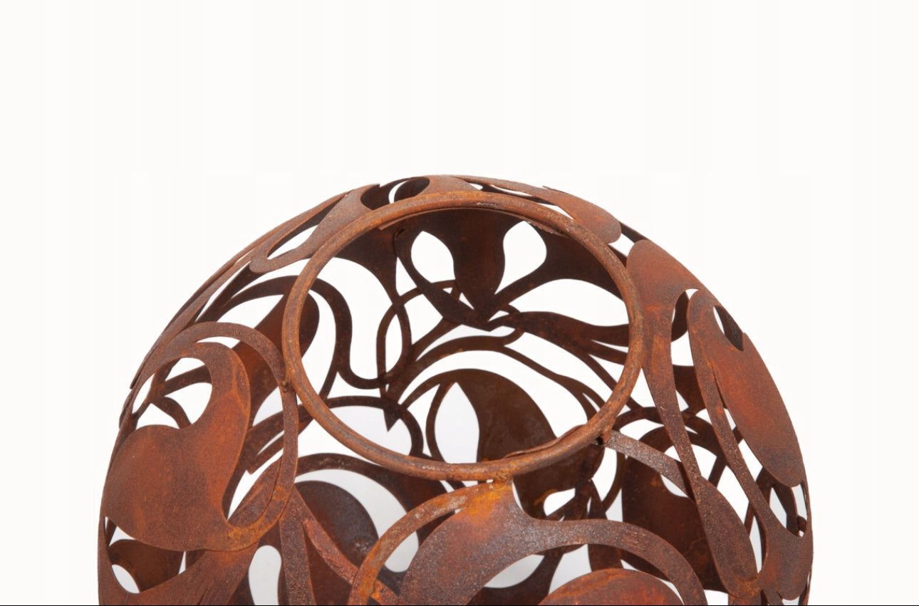 Toppåpning på dekorativ stålkule med organiske utskjæringer