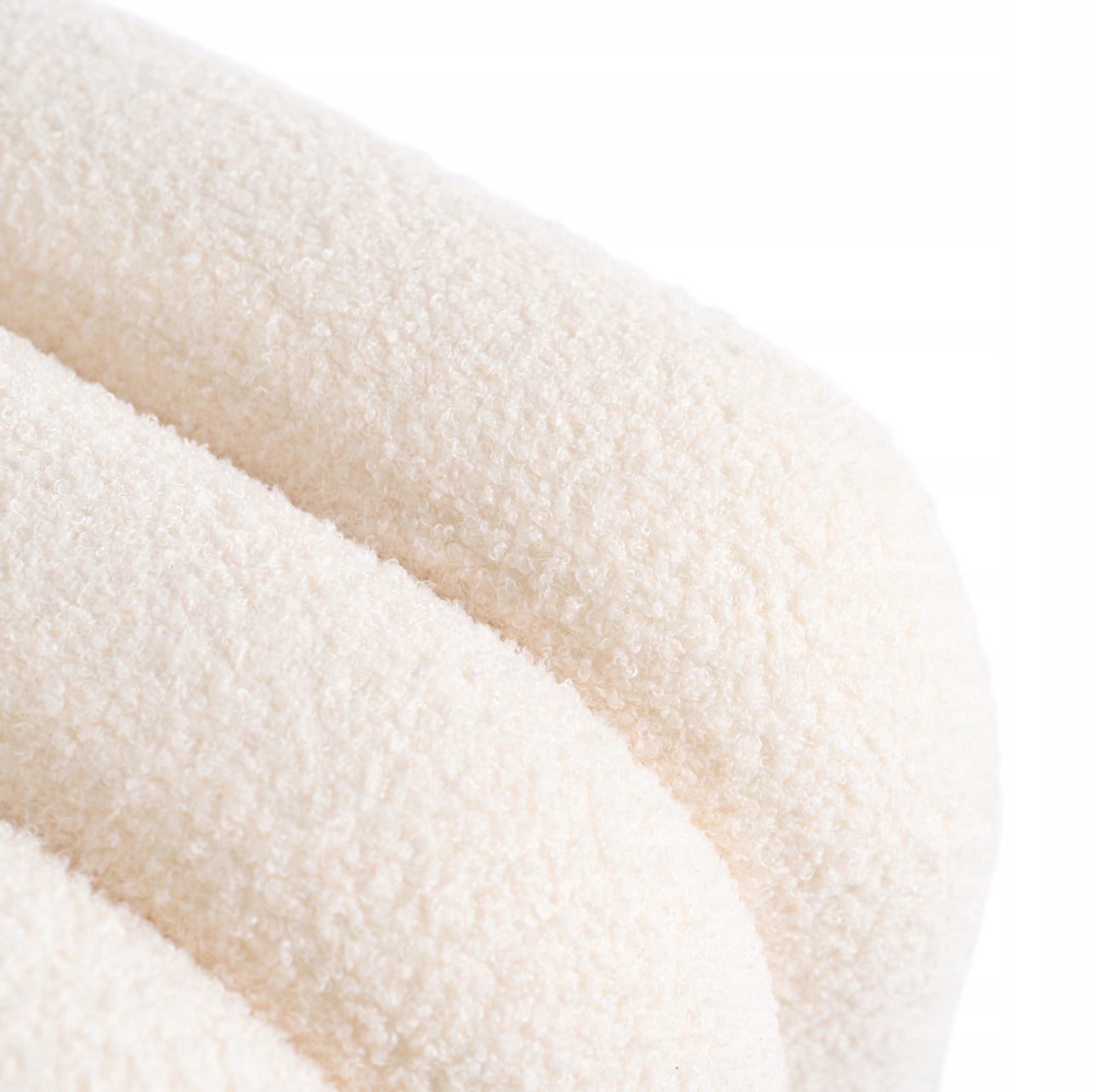Nærbilde av bouclé stoff med tettvevd og fluffy tekstur