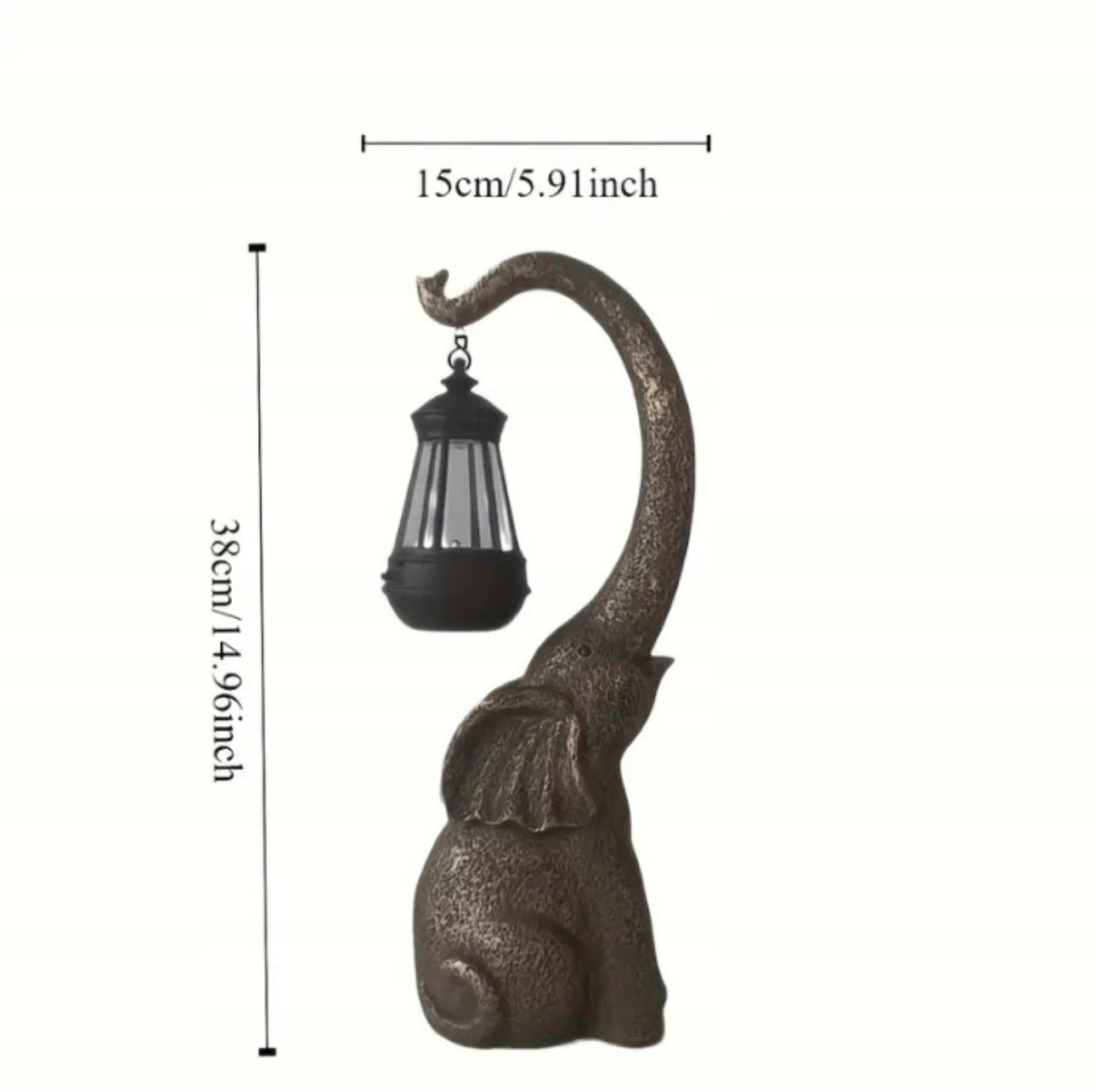 Dekorativ elefantstatue i bronsefarge med svart solcellelykt, høyde 38 cm og bredde 15 cm, produktmåling på hvit bakgrunn