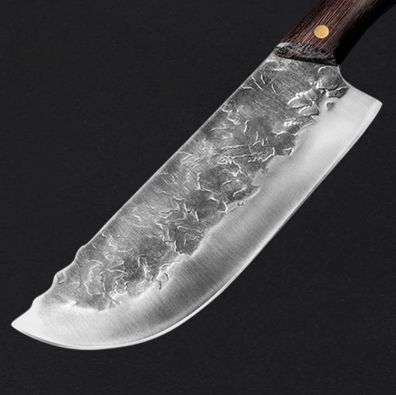 Kokkekniv med avrundet spiss i håndbanket stål og mørkt trehåndtak
