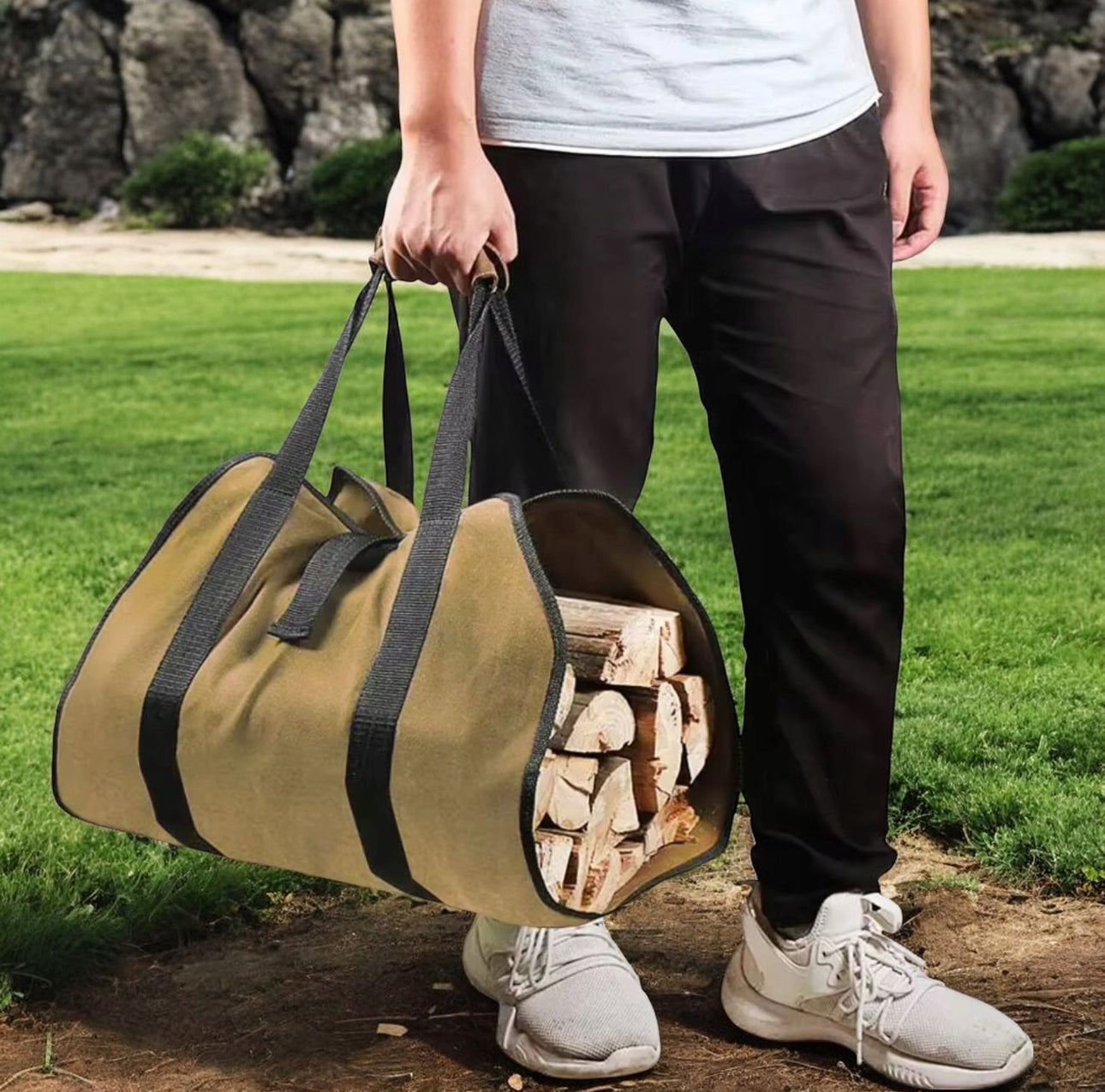 Beige lerretsbag med svarte stropper fylt med ved, båret i parkmiljø