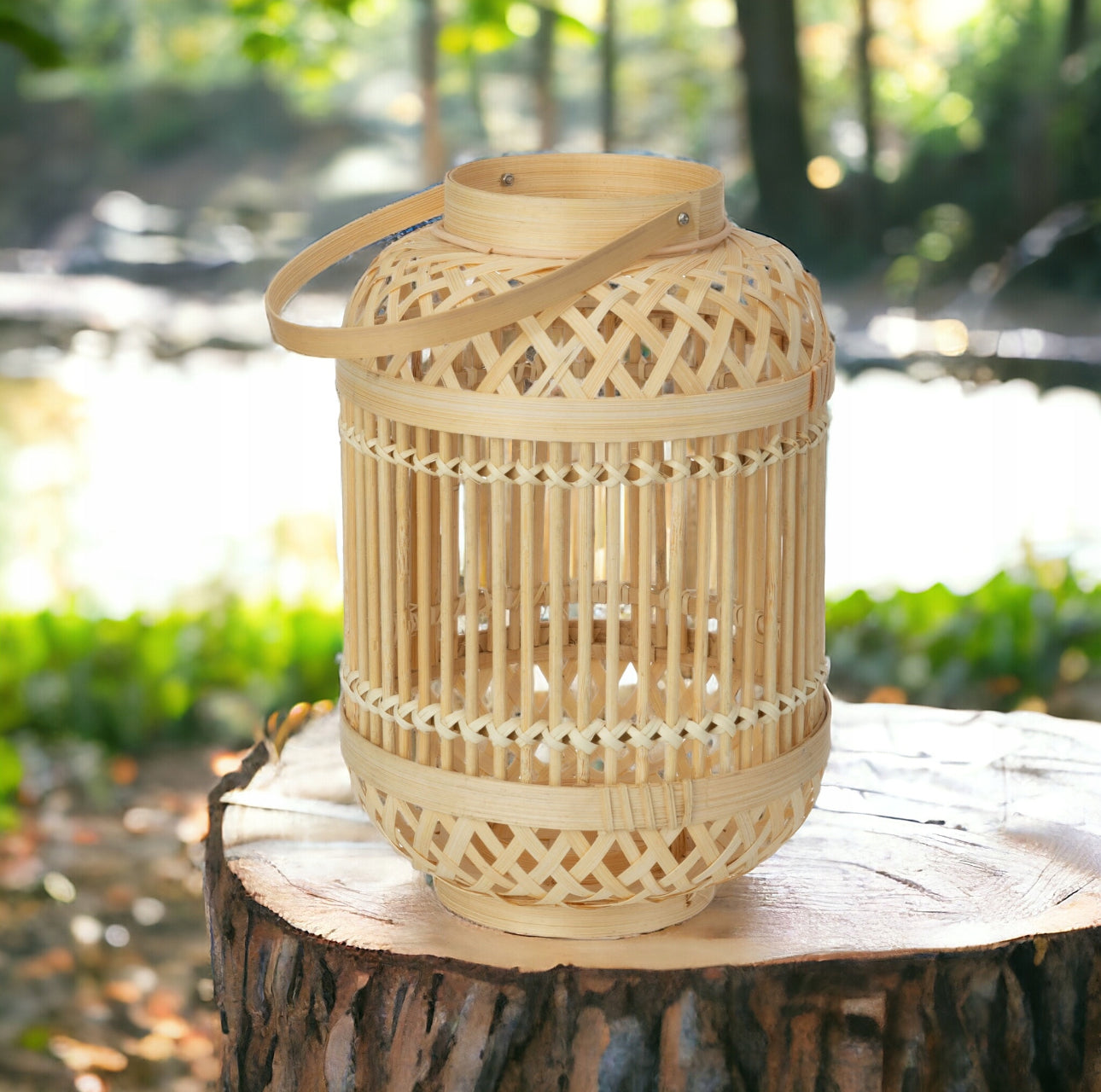 Bambuslykt med flettemønster plassert på trestubbe i skoginspirert miljø