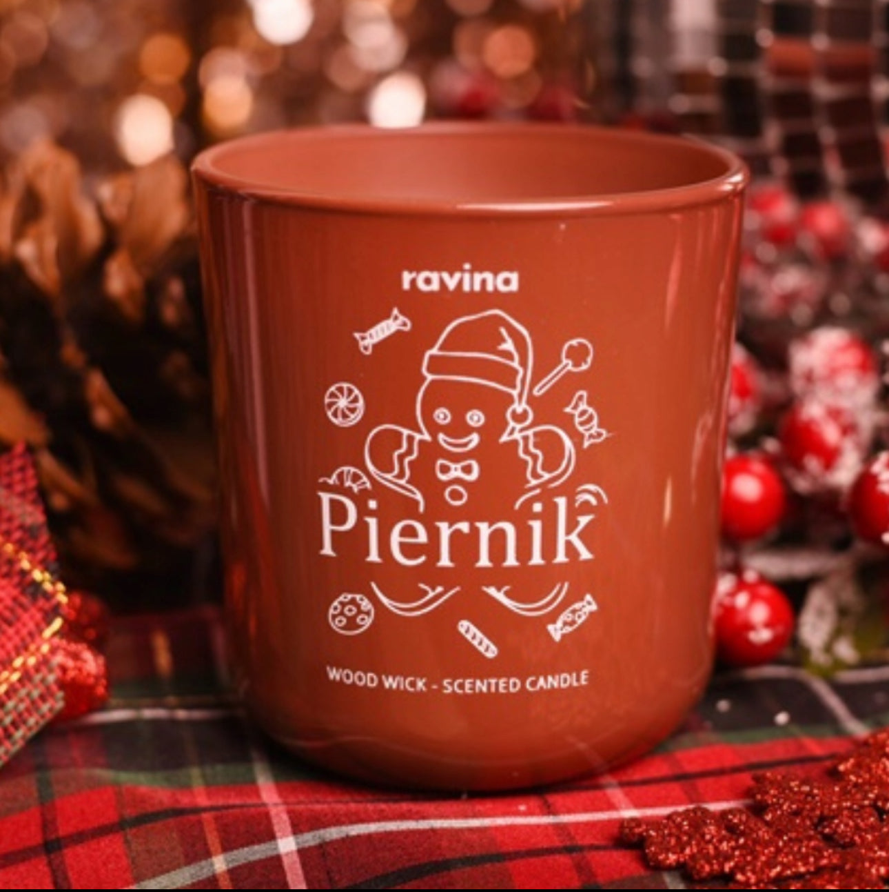 Soyavokslys med treveke og julemotiv, plassert på rutete juleduk med røde dekorasjoner