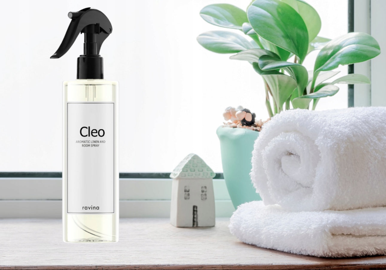 Cleo aromatisk lin- og romspray fra Ravina i en elegant designet flaske med blomster- og amberduft. Perfekt for å friske opp hjemmet, inkludert soverom, stue og bad, med langvarig og luksuriøs aroma. Ideell for gardiner, tekstiler og luftfornyelse.