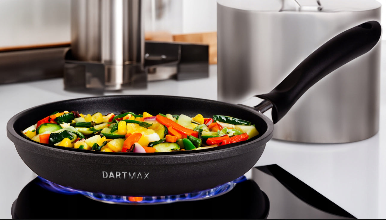 Non-stick gryte- og pannesett i svart med marmorbelegg, inkludert gryter på 5,5L, 3,5L, og 3L samt stekepanne på 2L. Passer til induksjon, gass og ovn. Laget av slitesterkt støpt aluminium med glasslokk og varmeisolerende håndtak.