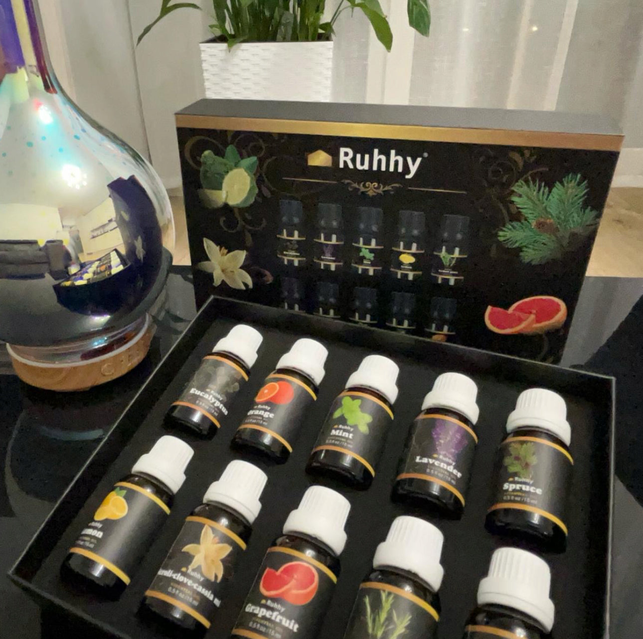 Sett med 10 essensielle oljer fra Ruhhy – naturlige aromaterapi oljer for diffuser, luftfukter og hjemmeduft. Inneholder lavendel, eukalyptus, sitrongress, appelsin, bergamot og flere dufter. Perfekt for avslapning, stressreduksjon og velvære.