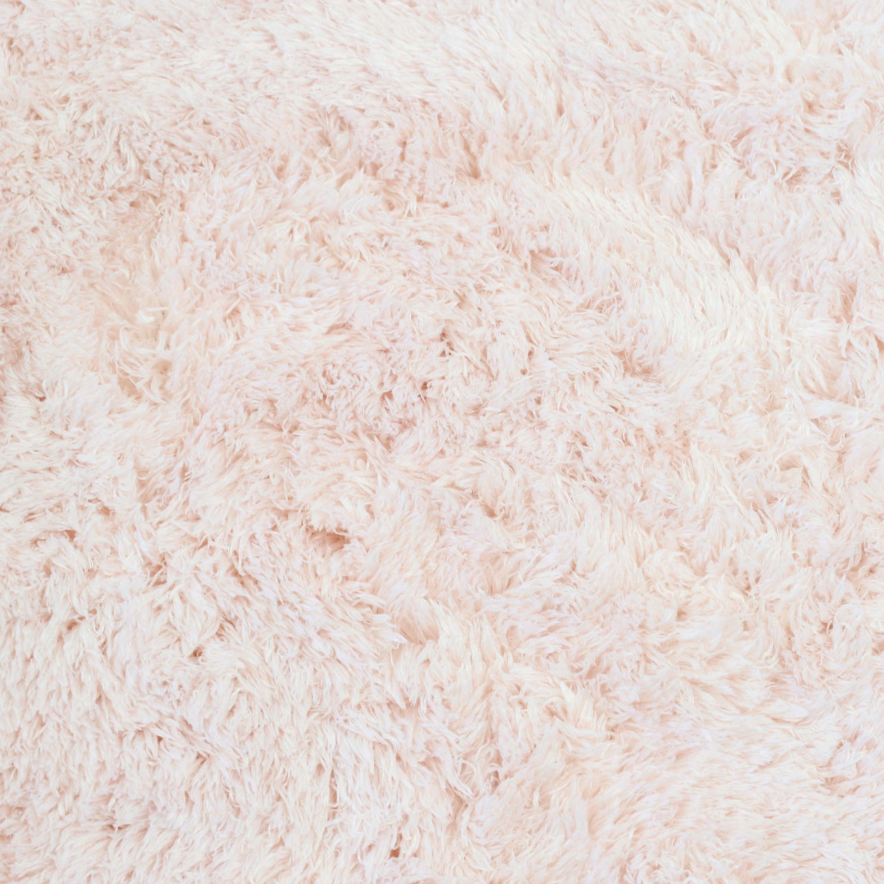 Fluffy teppe i myk mikrofiber, størrelse 120x170 cm, tilgjengelig i flere farger som grå, svart, beige, blå og rosa, med antiskli-bakside for trygg bruk i hjemmet. Perfekt for stue og soverom.