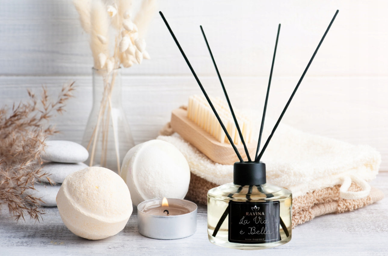 Elegant duftdiffuser med rattanpinner – Ravina La Via è Bella, 100 ml. Perfekt for å fylle hjemmet ditt med en luksuriøs og beroligende duft inspirert av sofistikerte parfymer. Ideell for stue, soverom og bad for en aromatisk atmosfære.