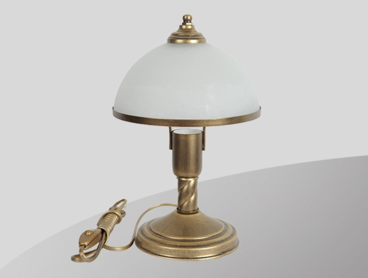 Vintage inspirert bordlampe i metall med hvit glasskuppel og dekorativ toppknott