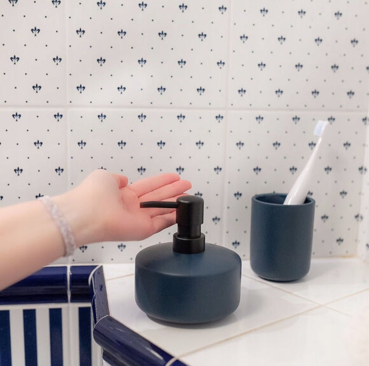 Keramisk blå såpedispenser med matt finish og elegant design, perfekt for moderne bad og kjøkken. Laget av høykvalitets keramikk med praktisk pumpefunksjon for enkel dosering av såpe.