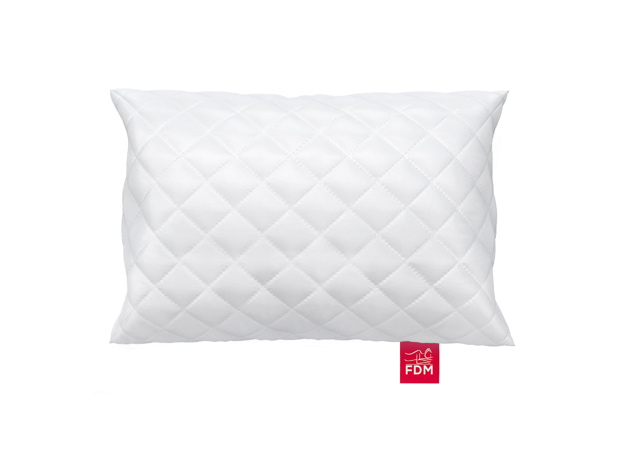Elegant hvit pute med pustende mikrofiber og strukturert søm, perfekt for soverom