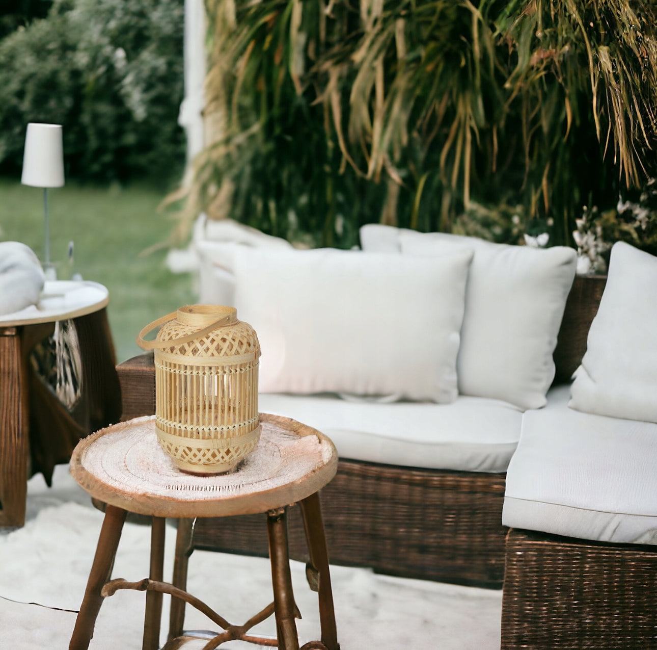 Bambuslykt på lavt trebord i hage med hvite puter og grønne omgivelser