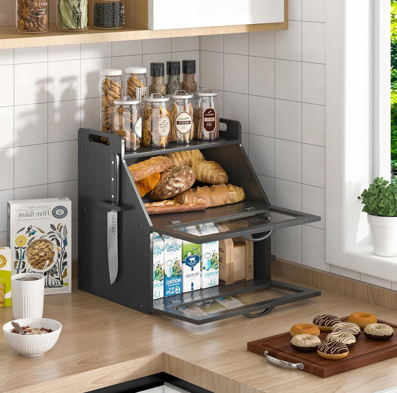Elegant svart brødboks i bambus med glassdører på moderne kjøkken
