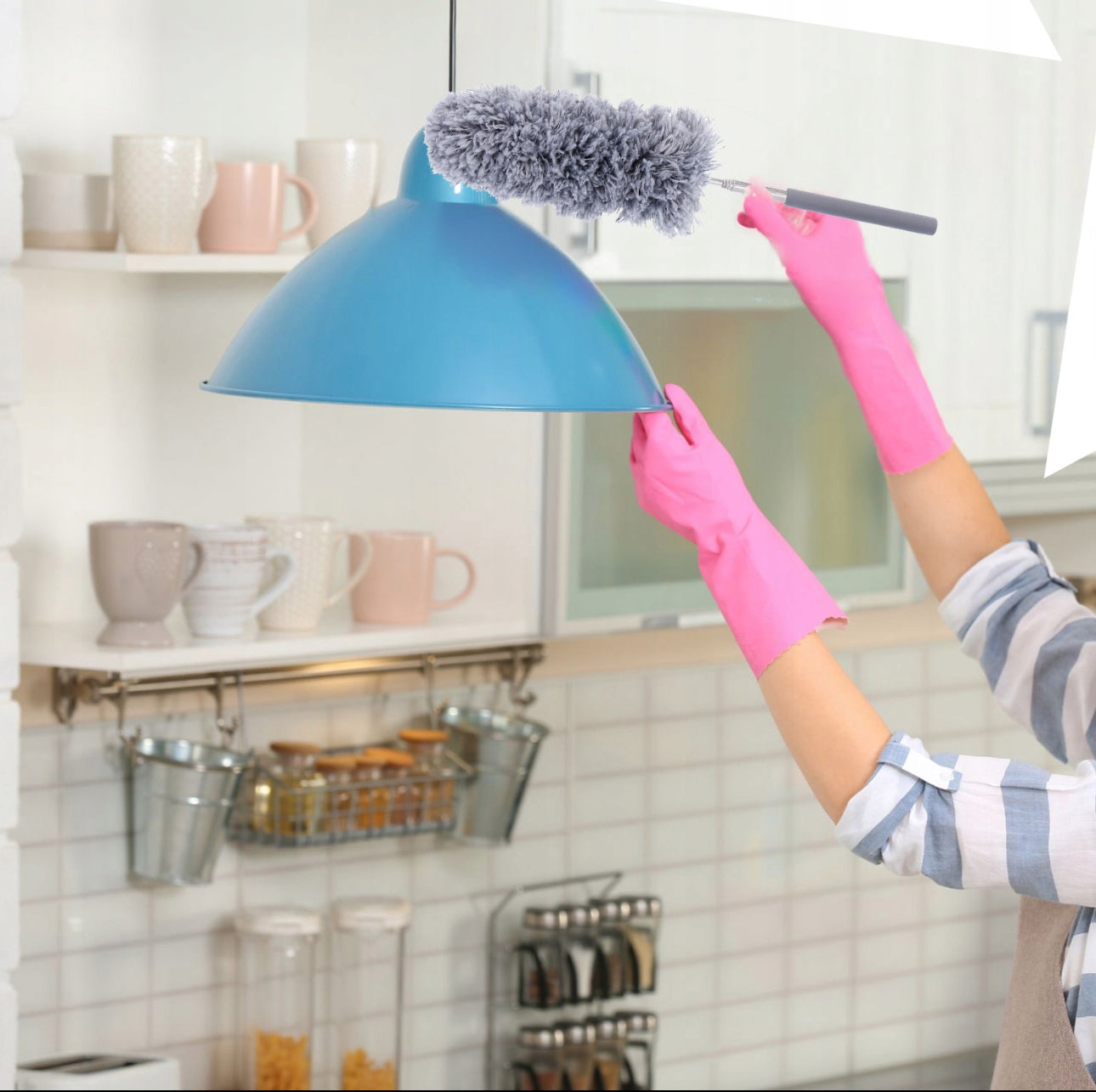 Støvkost i bruk på en blå lampe i kjøkkenmiljø