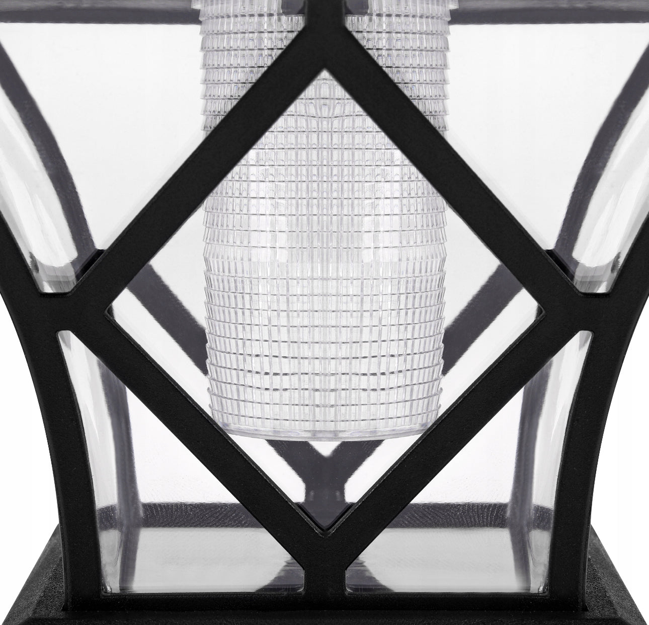 Detaljvisning av gjennomsiktig glass og mønstret reflektor på solcelle-hagelampe.
