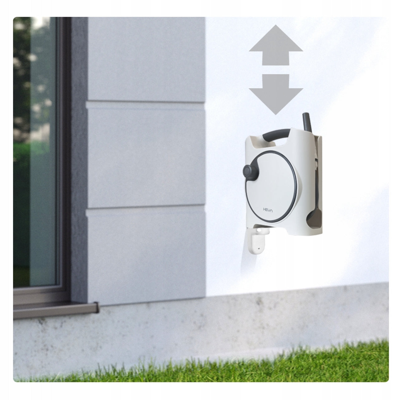 Kompakt veggmontert HEVA hageslange 10+2 meter – hvit og grå design i slitesterk UV-bestandig plast, med multifunksjonell vanningspistol og komplett monteringssett.