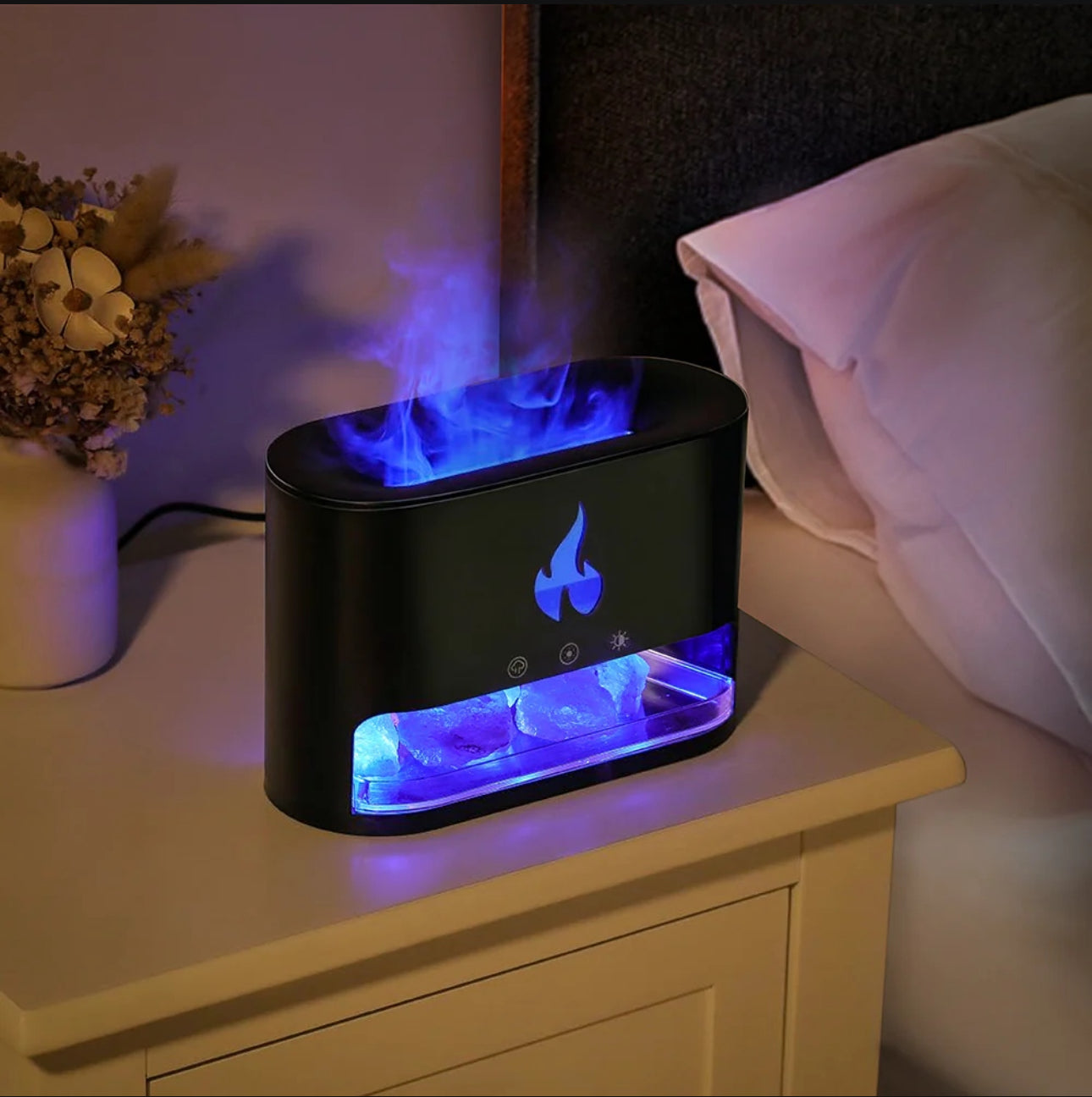 Stilren luftfukter med flammeeffekt og himalayasalt, designet for å forbedre luftkvaliteten i hjemmet, kombinert med aromaterapi og LED-belysning for en avslappende atmosfære.