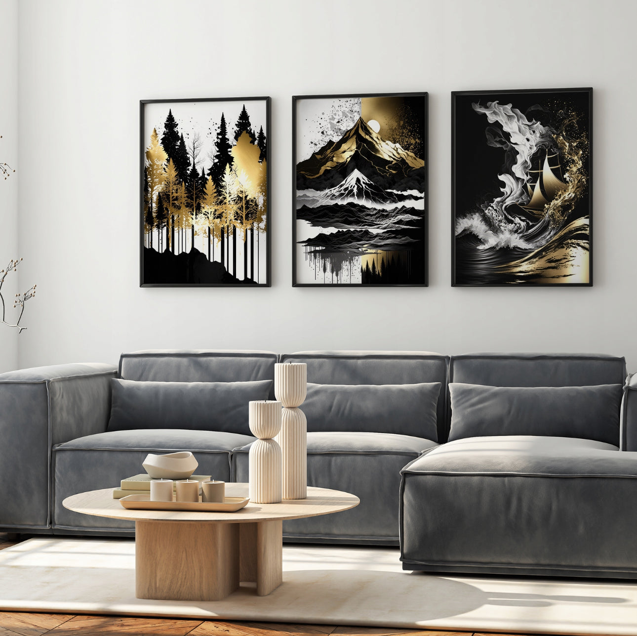 Lys stue med minimalistisk bord og tre svarte rammer med kunstmotiver i gull, hvitt og svart