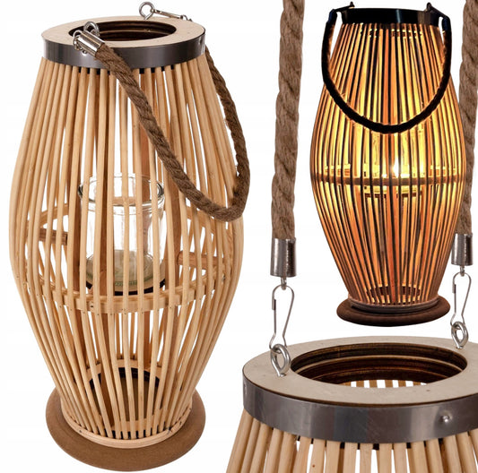 Høy lyslykt i bambus med glassinnsats og tauhåndtak i beige, stående på hvit bakgrunn