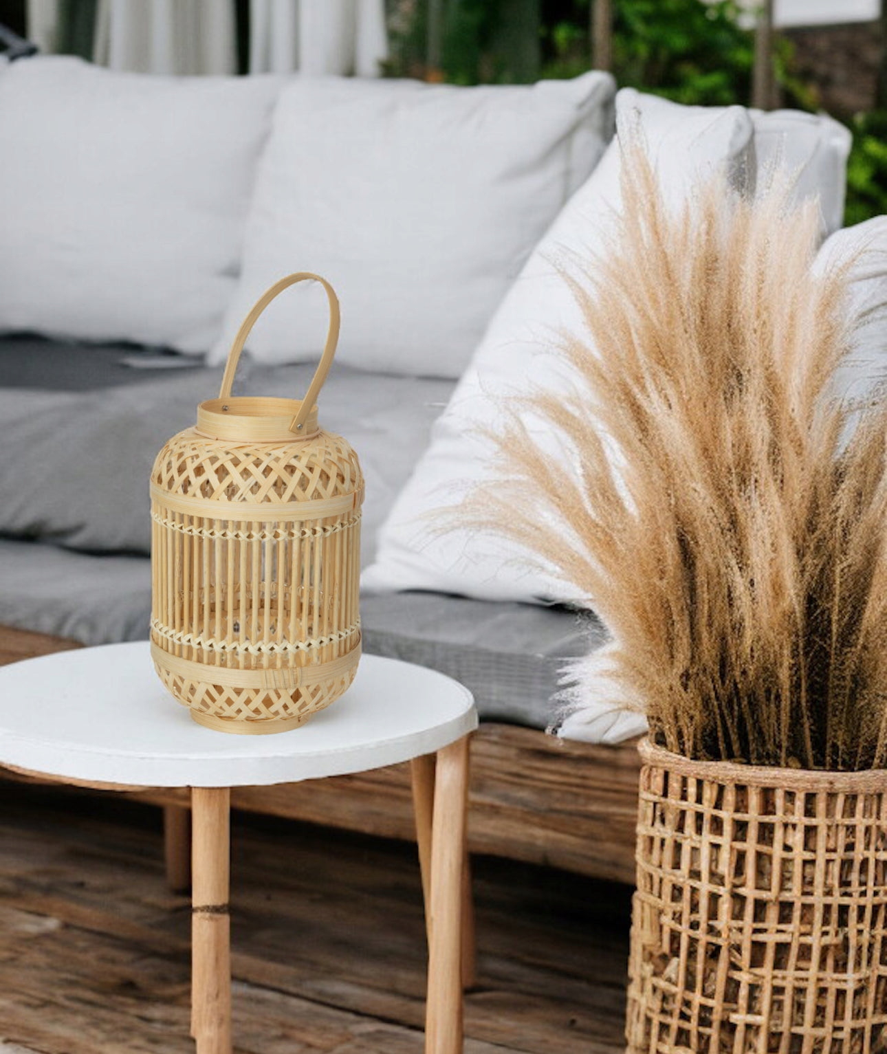 Naturlig lykt i bambusstil på hvitt sidebord ved sofagruppe og dekorgress