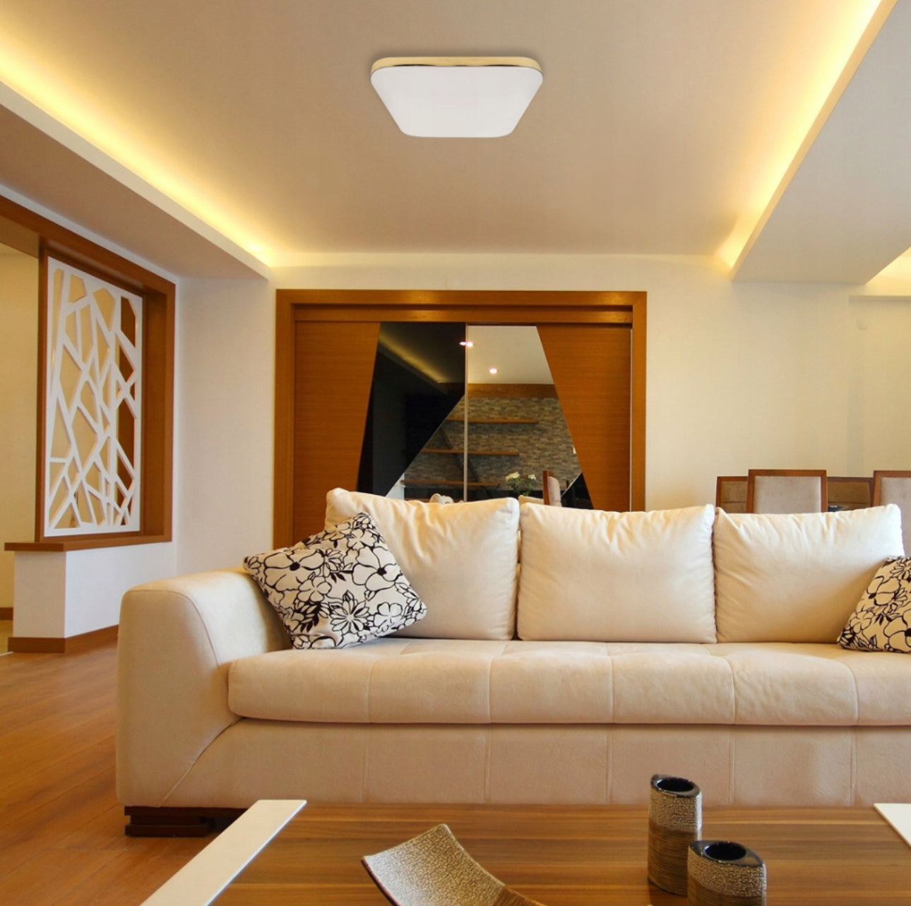 Elegant LED taklampe i gull med IP44 beskyttelse, ideell for moderne baderom og stuer. Designet med nøytralt lys (4000K) for behagelig belysning, energieffektiv og stilfull dekorasjon for ethvert interiør.