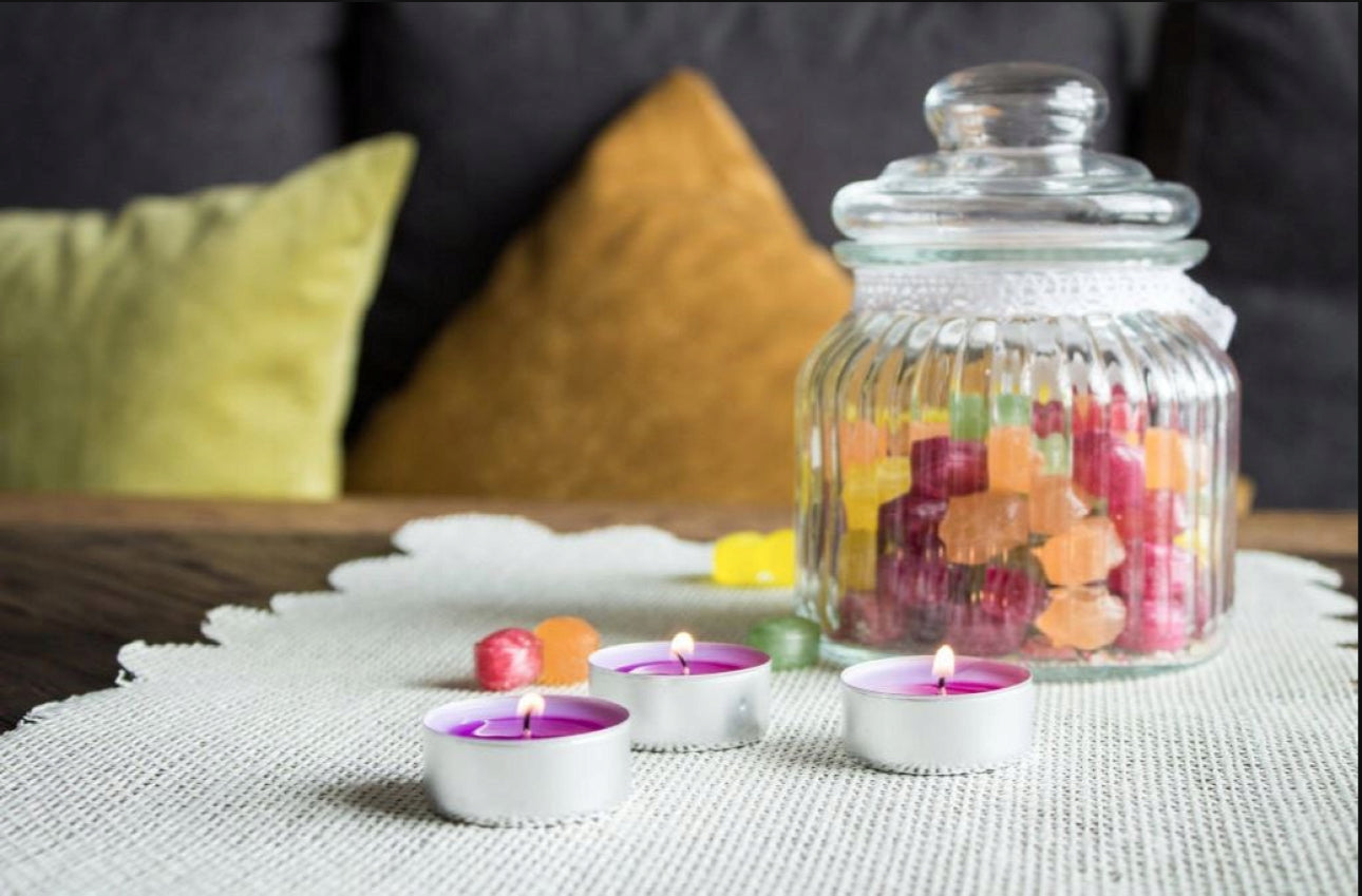 Sett med 90 duftlys i fargene vanilje, jordbær og hvite blomster, laget av parafin med standard størrelse (3,9 cm i diameter, 1,5 cm høyde). Perfekt for dekorasjon, avslapning og aromaterapi.