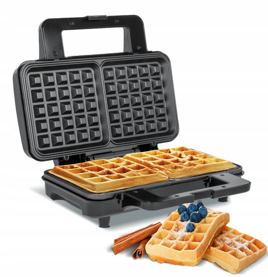 Åpent vaffeljern med to firkantede, gyllenbrune vafler og kanelstenger