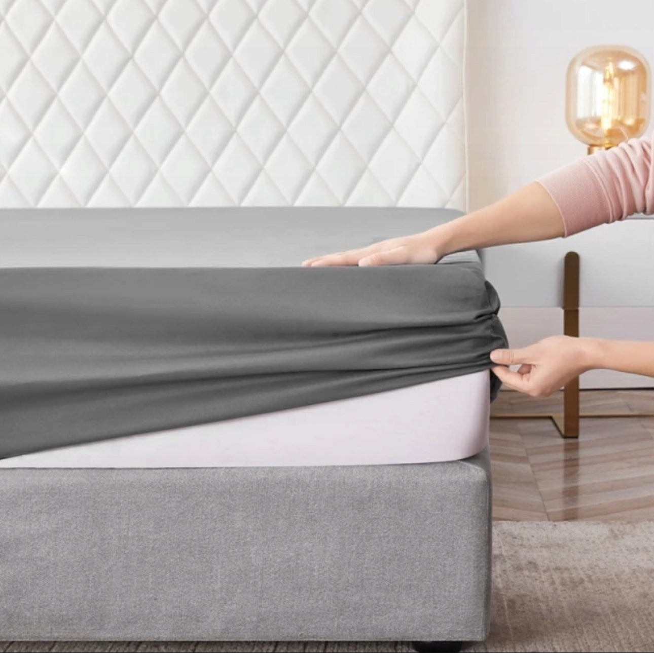 Jersey laken med strikk i 100% bomull – tilgjengelig i størrelsene 160x200, 180x200, 200x200 og 220x200 – slitesterkt, mykt og perfekt for madrasser opptil 20 cm – klassisk design i ensfarget stil