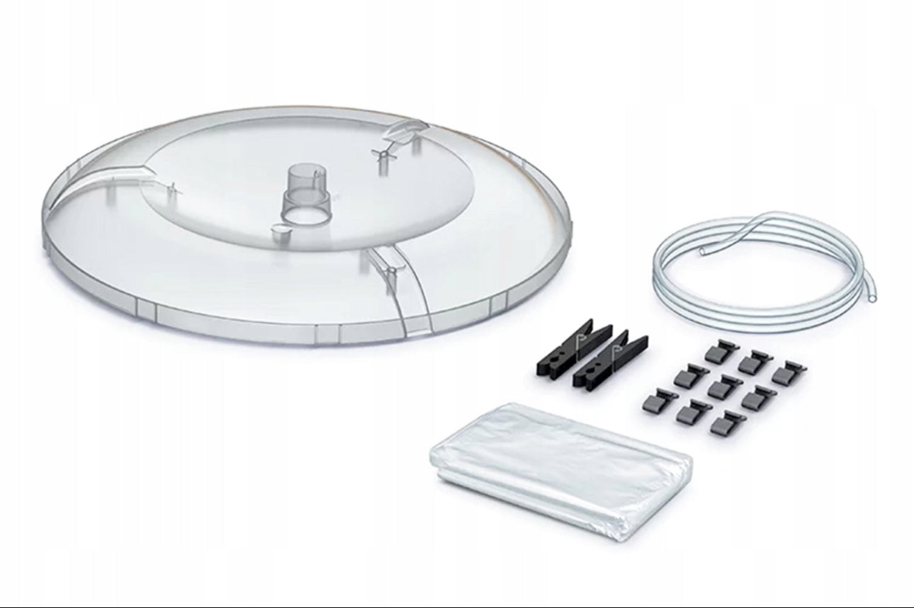 Detaljbilde av plastlokk, slange, klemmer og perforert plastfolie til minidrivhus