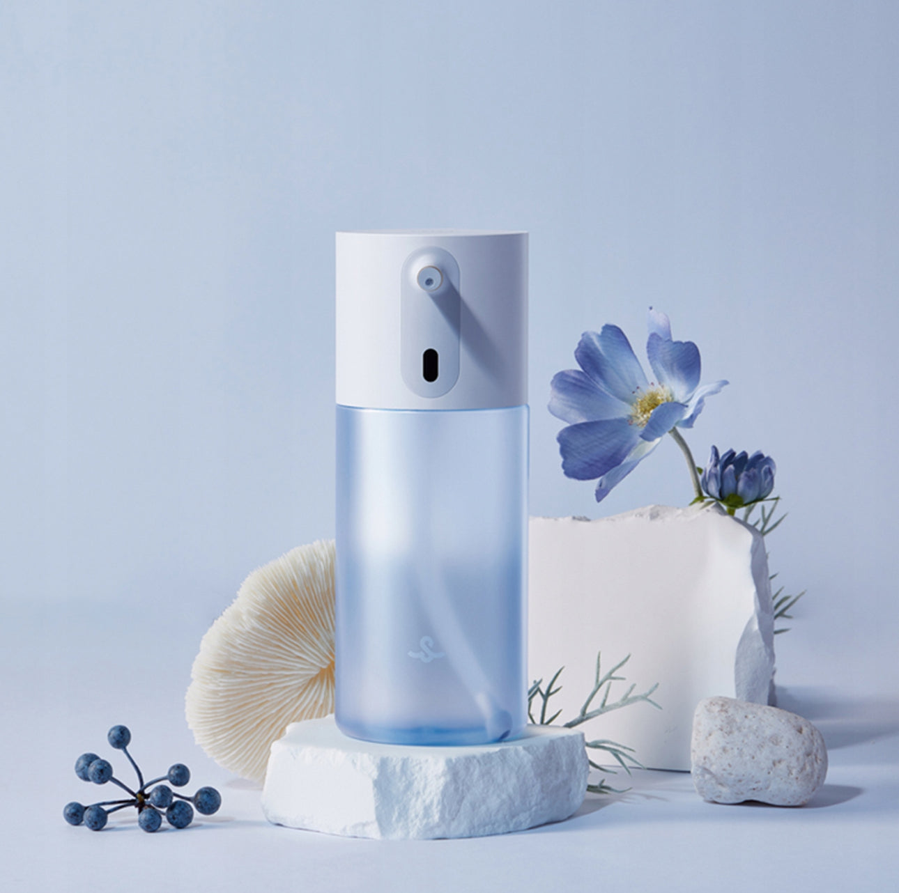 Minimalistisk blå og hvit automatisk såpedispenser med blomsterdekor