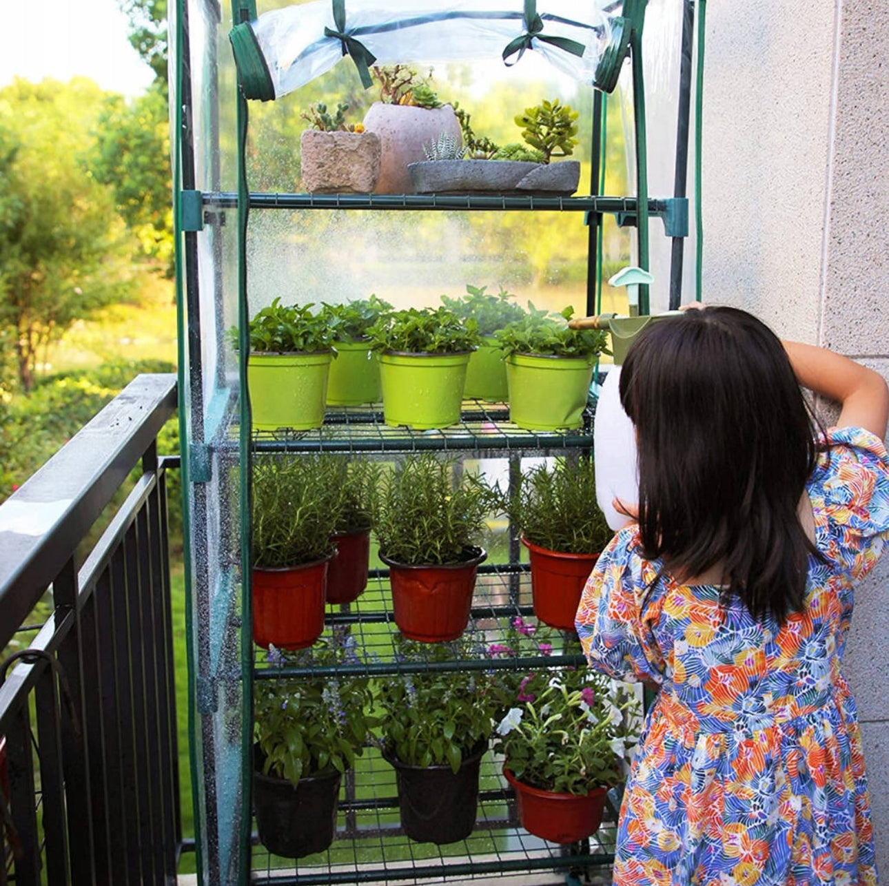 Lite Balkongdrivhus Med Flere Potteplanter, Barn Vanner Planter På Balkongen