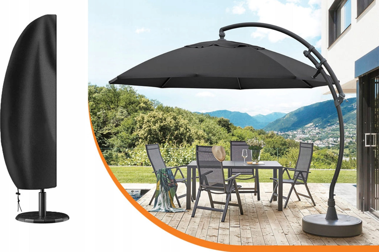 Stor svart hageparasoll over spisebord på terrasse med fjellutsikt