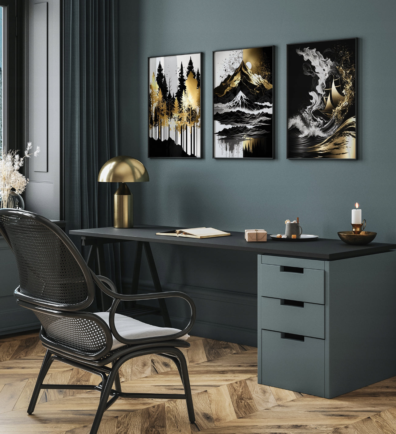 Moderne kontor med mørk vegg og tre gull- og svarttonede veggbilder over skrivebord