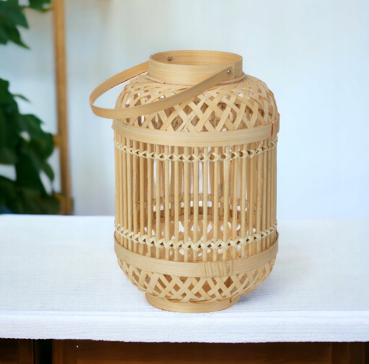 Naturlig bambuslykt med bærehank stående på hvit duk i minimalistisk interiør