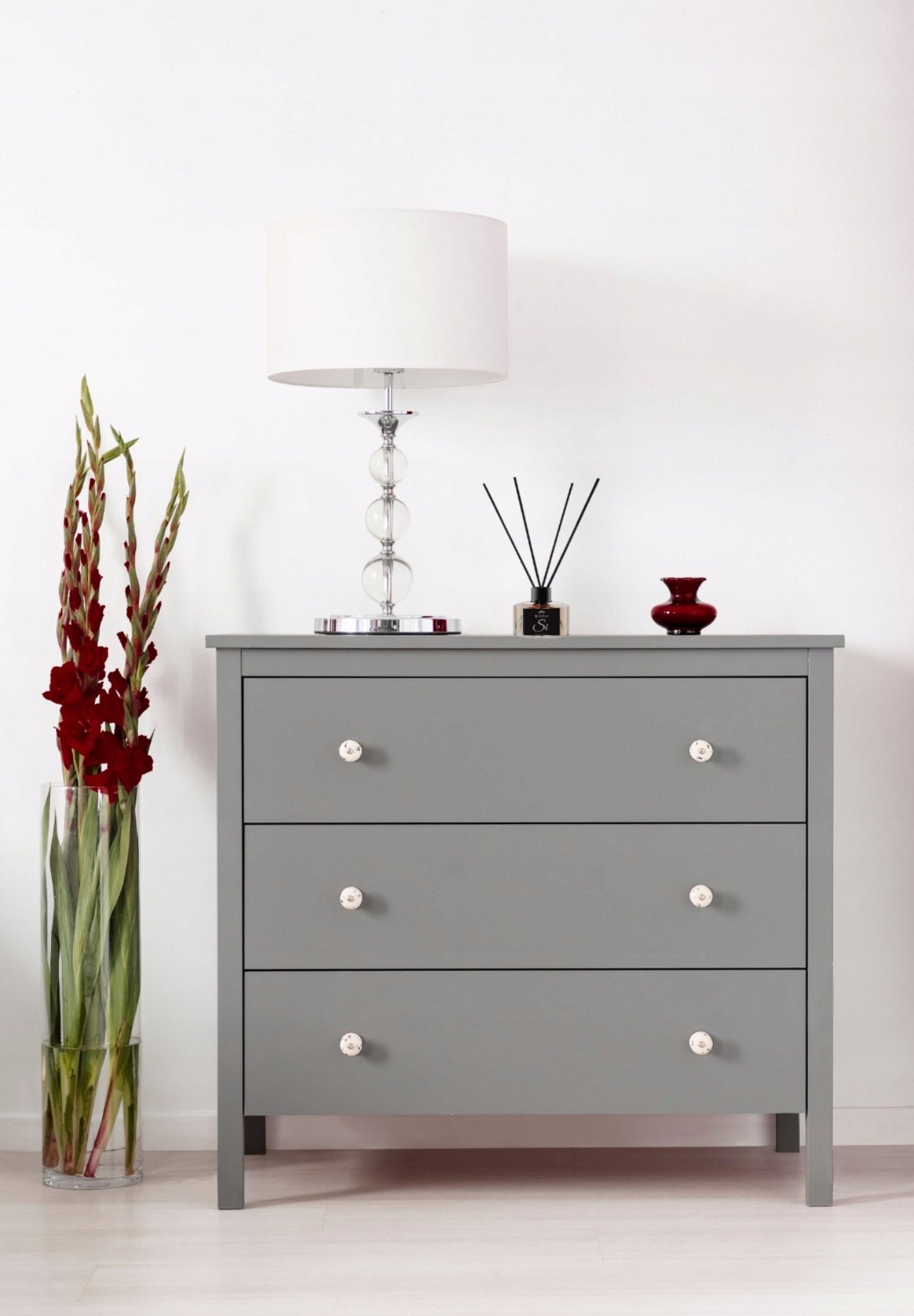 Ravina Si duftdiffuser med rattanpinner i elegant glassdesign, fylt med blomster- og vaniljearoma. Perfekt for å tilføre hjemmet en luksuriøs og avslappende atmosfære. Ideell som romdekor og gaveidé.