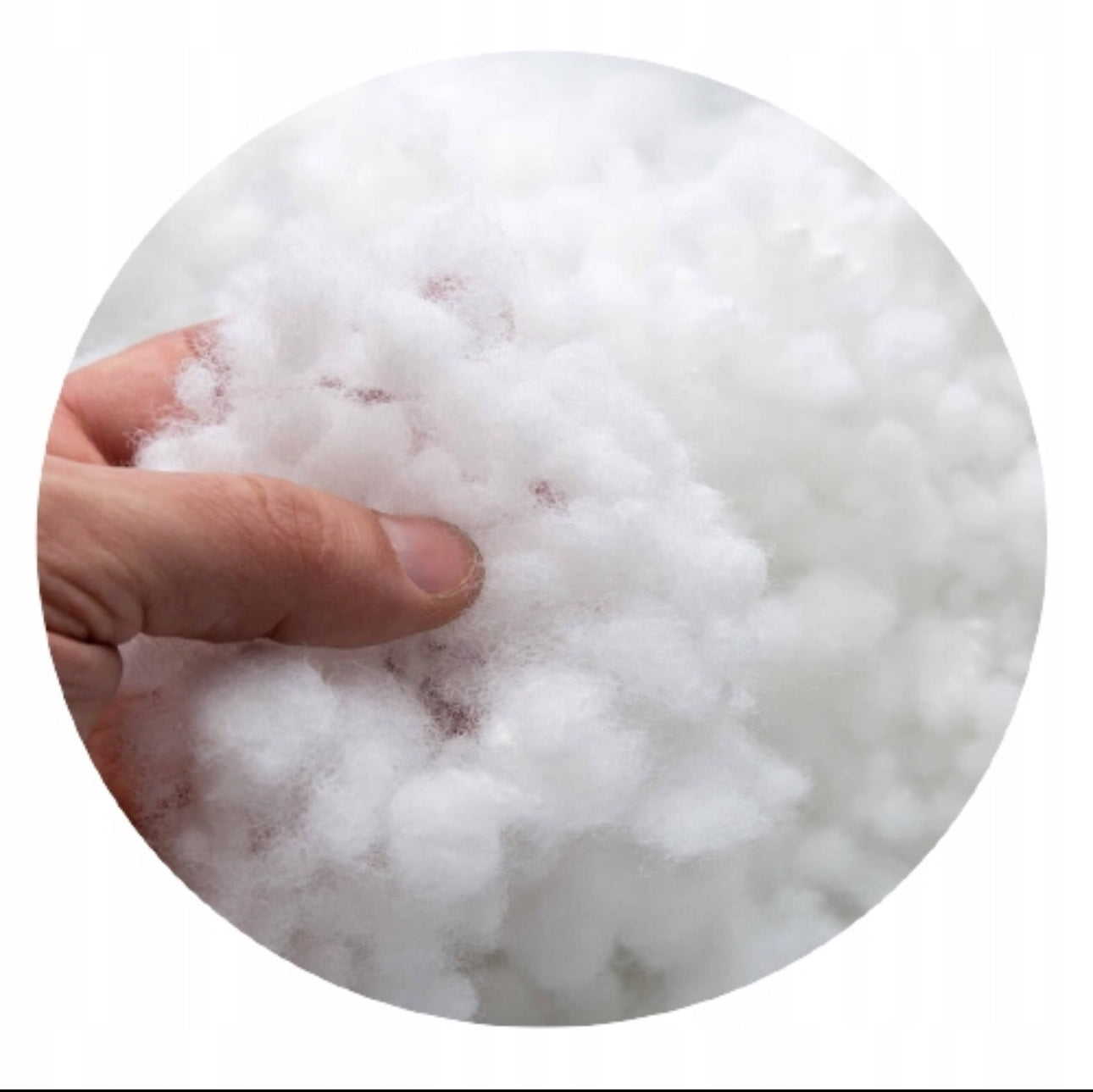Nærbilde av hånd som holder luftig silikonfiber fyllmateriale
